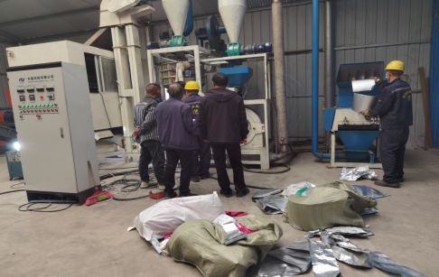 Chinese customer signed a contract for purchasing aluminum plastic separation and recycling machine from Henan DOING